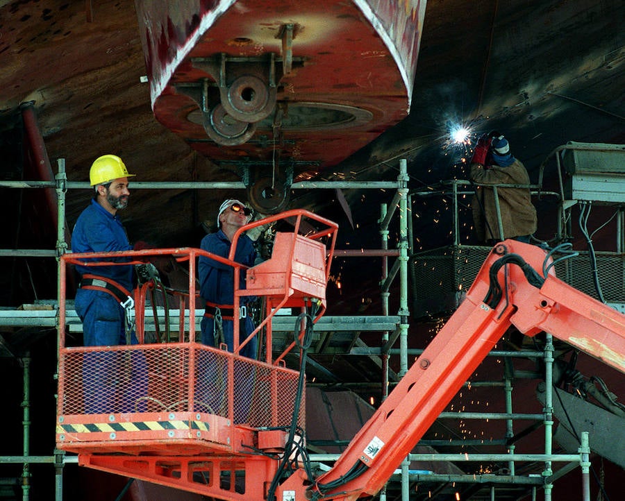 Trabajos de construcción de un barco en 1997.