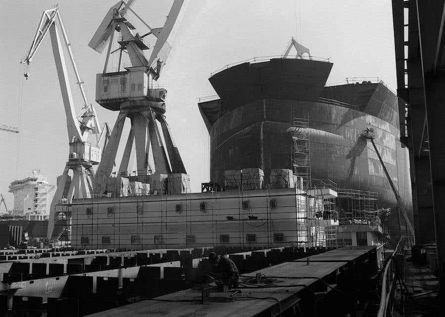 Trabajos de construcción de un barco en 1997. 