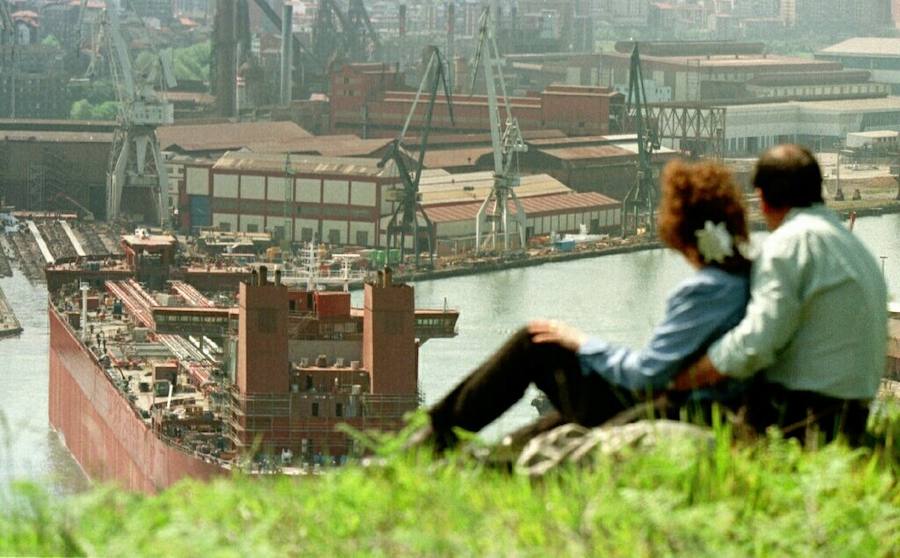 Una pareja observa el petrolero 'Navion scandia', construido en Sestao en 1998. 