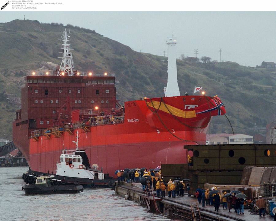 Botadura de un barco mercante en el astillero en 1999. 