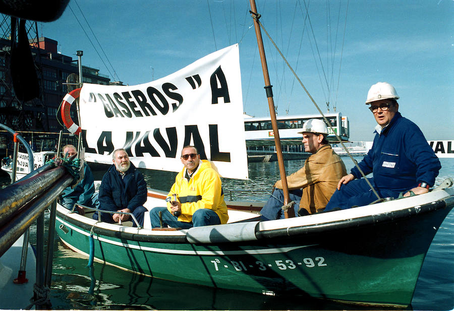 Trabajadores de La Naval de Sestao durante una protesta debajo del Puente Colgante en 1999. 