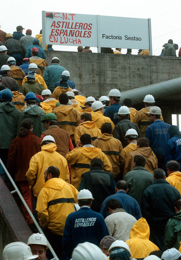 Trabajadores de La Naval cortando el tráfico ferroviario en 1999 en la estación de Renfe de Sestao.