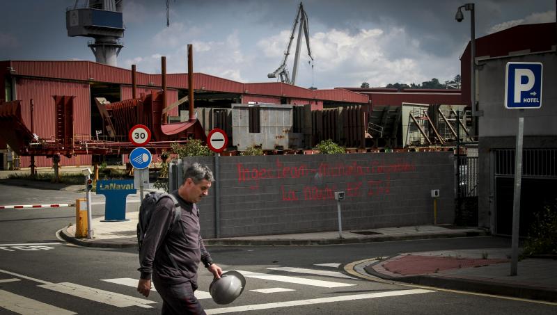 Un trabajador del astillero en las instalaciones ayer, en el día en el que se anuncia que La Naval entra en concurso de acreedores.