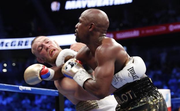 McGregor recibe un golpe de Mayweather.