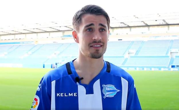 Bojan Krkic, con la camiseta del Alavés en Mendizorroza, este jueves. 