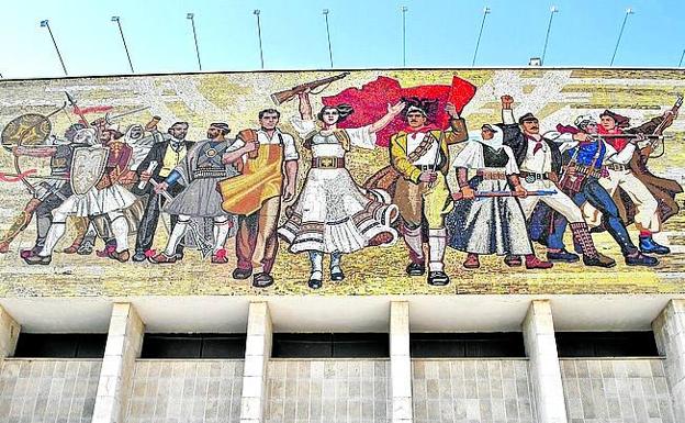 Fachada del Museo Nacional de Tirana. 