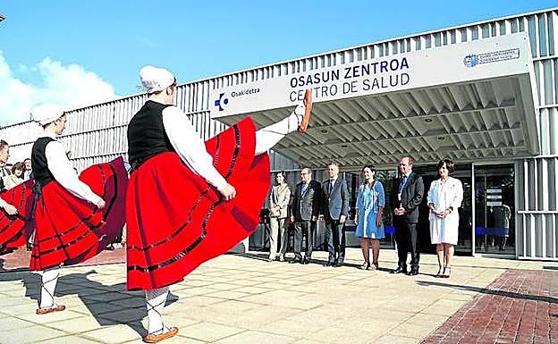 Dantzaris reciben a las autoridades durante el acto inaugural. 