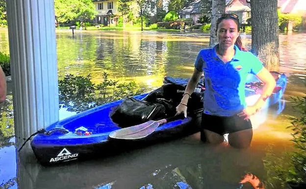 La ingeniera de Getxo Inma Espiñeira fotografíada en su barrio con la piragua que han usado para rescatar a varios vecinos.