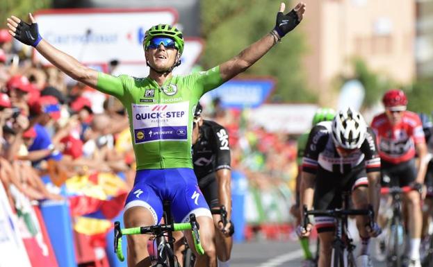 Trentin celebra su tercera victoria en la Vuelta.