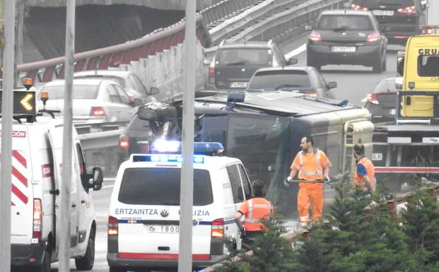 Retenciones en la A-8 con motivo de un accidente de tráfico.