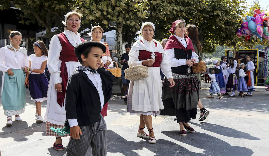 Un centenar de vecinos participan en la muestra de trajes típicos, uno de los actos estelares de los 'San Antolines'