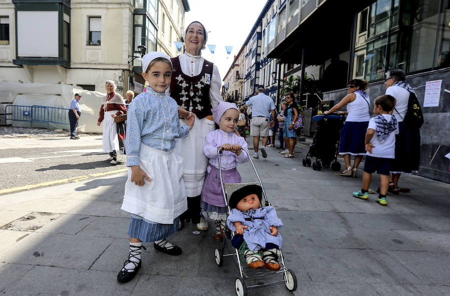 Un centenar de vecinos participan en la muestra de trajes típicos, uno de los actos estelares de los 'San Antolines'