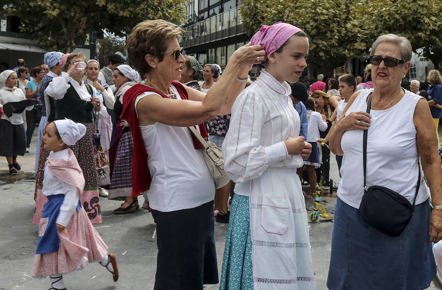 Un centenar de vecinos participan en la muestra de trajes típicos, uno de los actos estelares de los 'San Antolines'