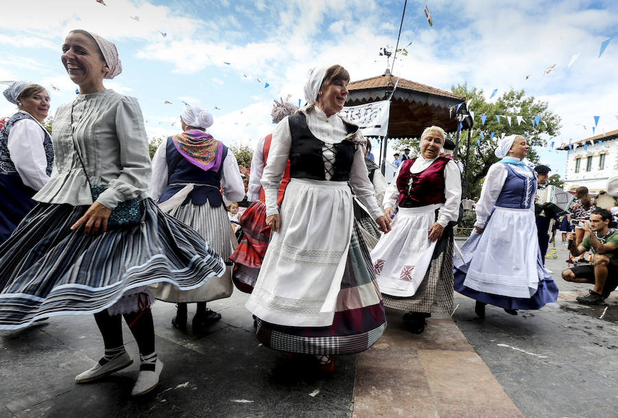 Un centenar de vecinos participan en la muestra de trajes típicos, uno de los actos estelares de los 'San Antolines'