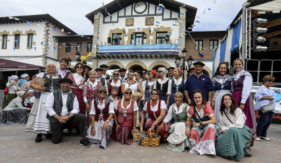 Un centenar de vecinos participan en la muestra de trajes típicos, uno de los actos estelares de los 'San Antolines'