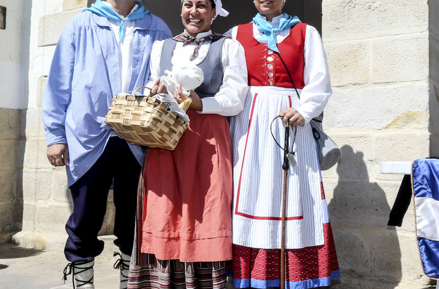 Un centenar de vecinos participan en la muestra de trajes típicos, uno de los actos estelares de los 'San Antolines'