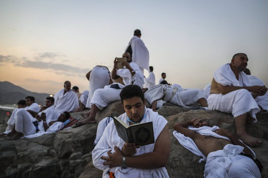 Más de dos millones de musulmanes han llegado a Arabia Saudí para participar en el 'hach', la peregrinación anual a la ciudad santa. Algunos fieles descansan en el Monte Arafat durante el camino.