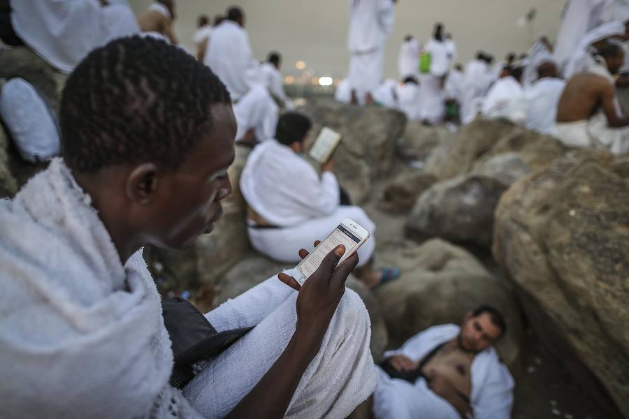 Más de dos millones de musulmanes han llegado a Arabia Saudí para participar en el 'hach', la peregrinación anual a la ciudad santa. Algunos fieles descansan en el Monte Arafat durante el camino.