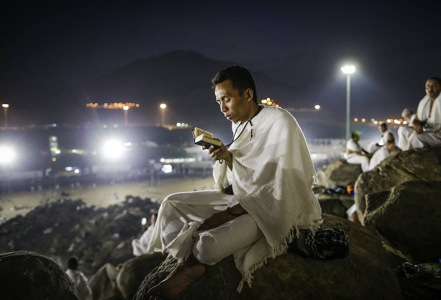 Más de dos millones de musulmanes han llegado a Arabia Saudí para participar en el 'hach', la peregrinación anual a la ciudad santa. Algunos fieles descansan en el Monte Arafat durante el camino.