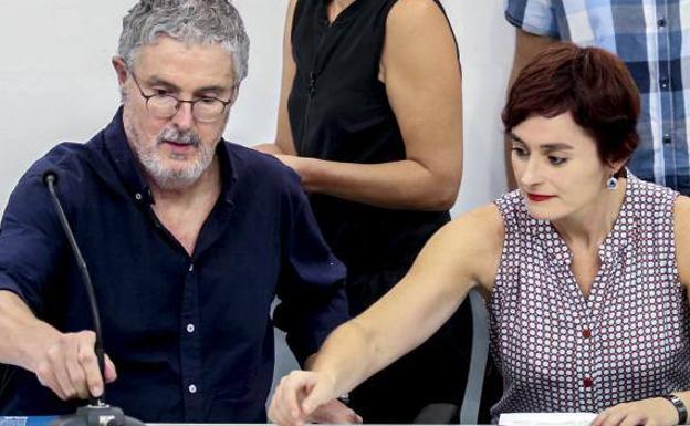 ‘Txiki’ Muñoz y Garbiñe Aranburu, durante la rueda de prensa. 