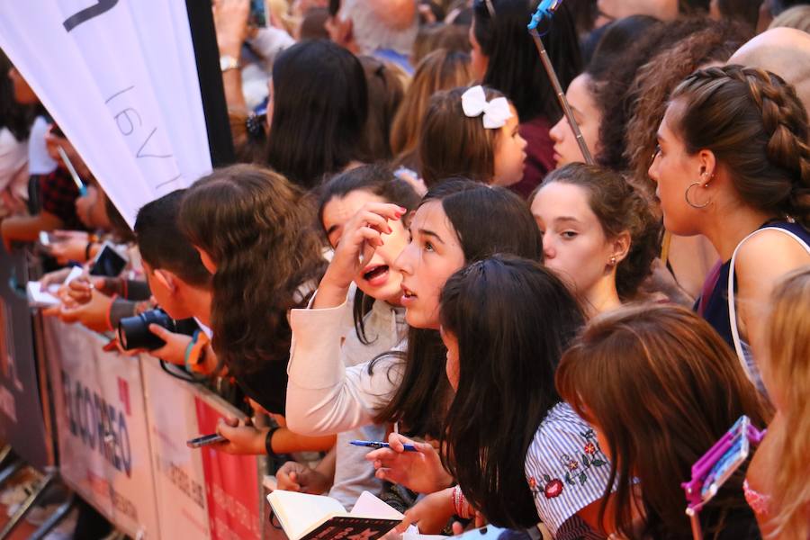 &#039;Velvet Colección&#039; desata la locura en la alfombra naranja del FesTVal