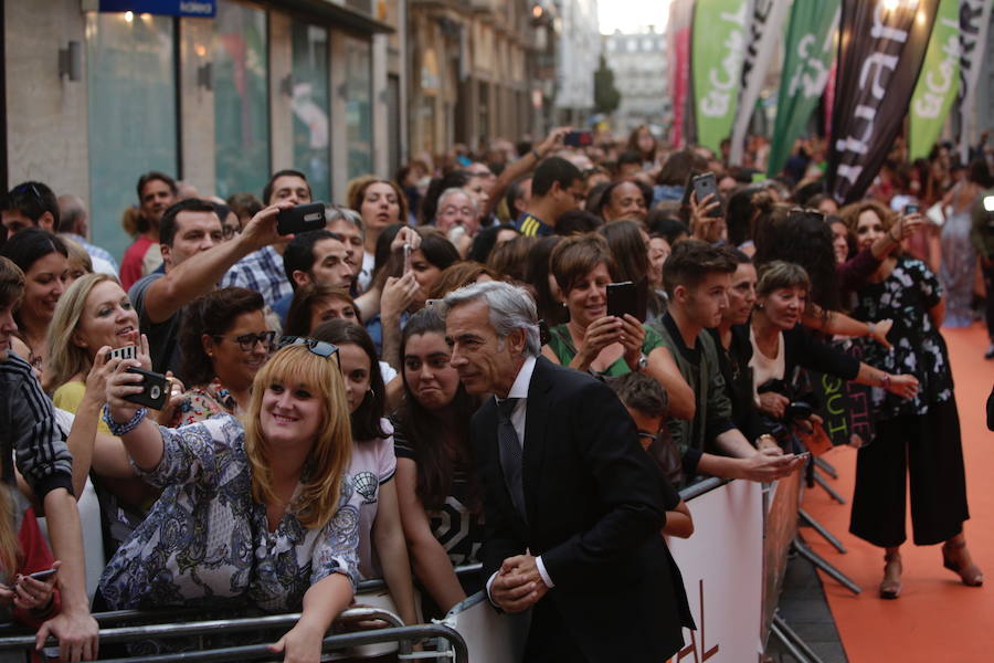 &#039;Velvet Colección&#039; desata la locura en la alfombra naranja del FesTVal