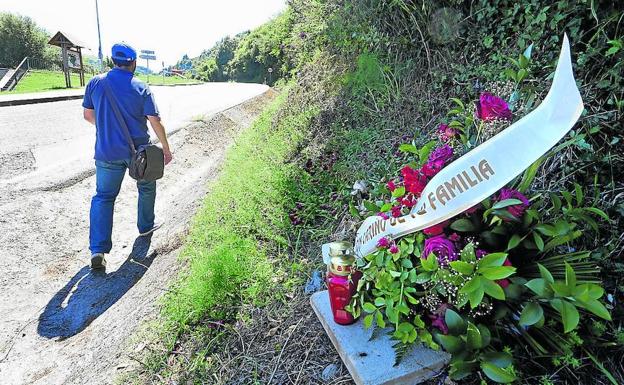 Flores de recuerdo de la familia de Leyre Rodríguez, en el punto donde se halló su cadáver.