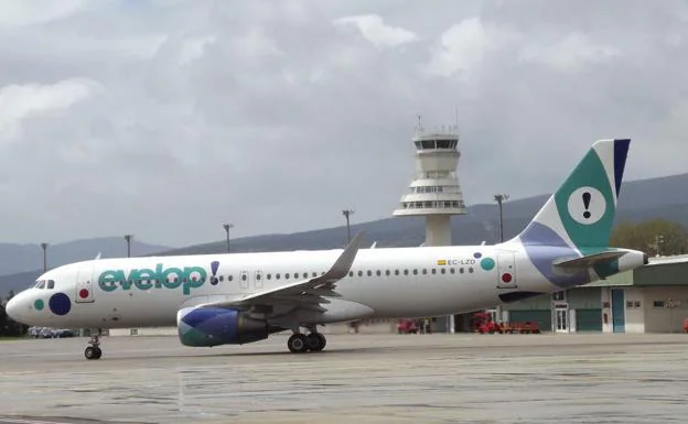 Un avión de pasajeros espera en Foronda para despegar. 