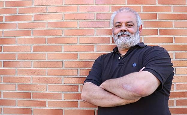 El seglar Alfonso Ruiz de Arcaute posa en una calle de Vitoria.