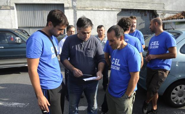 Los trabajadores de CEL, durante una protesta.