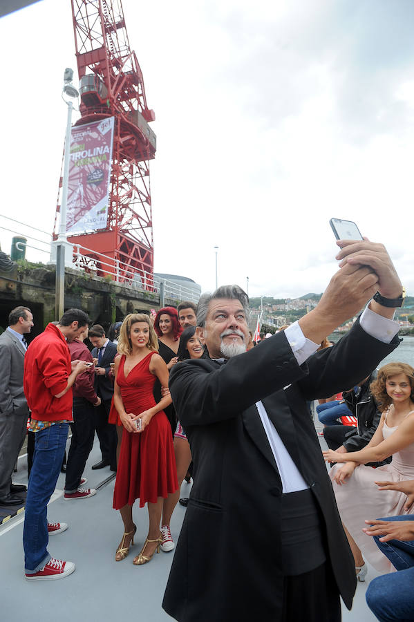 Los actores del musical que se puede ver en el Euskalduna bailan por las calles de Bilbao