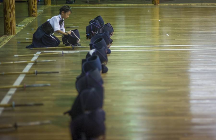 El Kendo es un arte marcial en el que se usan sables de bambú, shinai en japonés, y una armadura protectora, básicos en la técnica del uso del sable y en el entrenamiento espiritual. Los habitantes de Aizuwakamatsu, en la prefectura de Fukushima, Japón, son conocidos por seguir la tradición samurái, cuyas bases siguen siendo enseñadas de maestros a jóvenes locales.