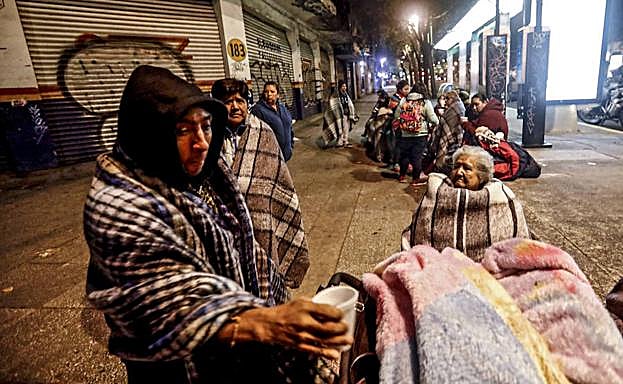 La gente espera en la calle en Ciudad de México.