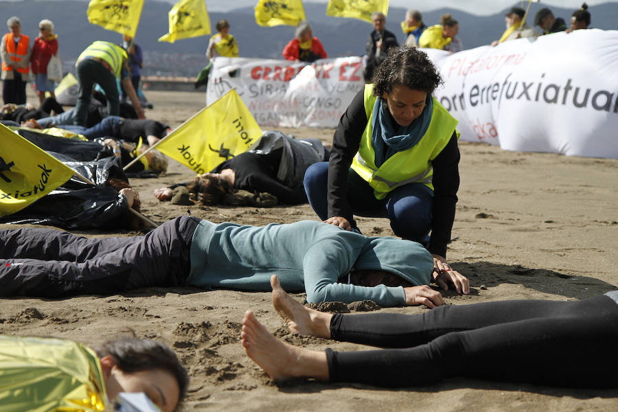 Miembros de Ongi Etorri Errefuxiatuak han recordado hoy en la playa guetxotarra que sólo el año pasado hubo más de 5.000 muertes en el Mediterráneo