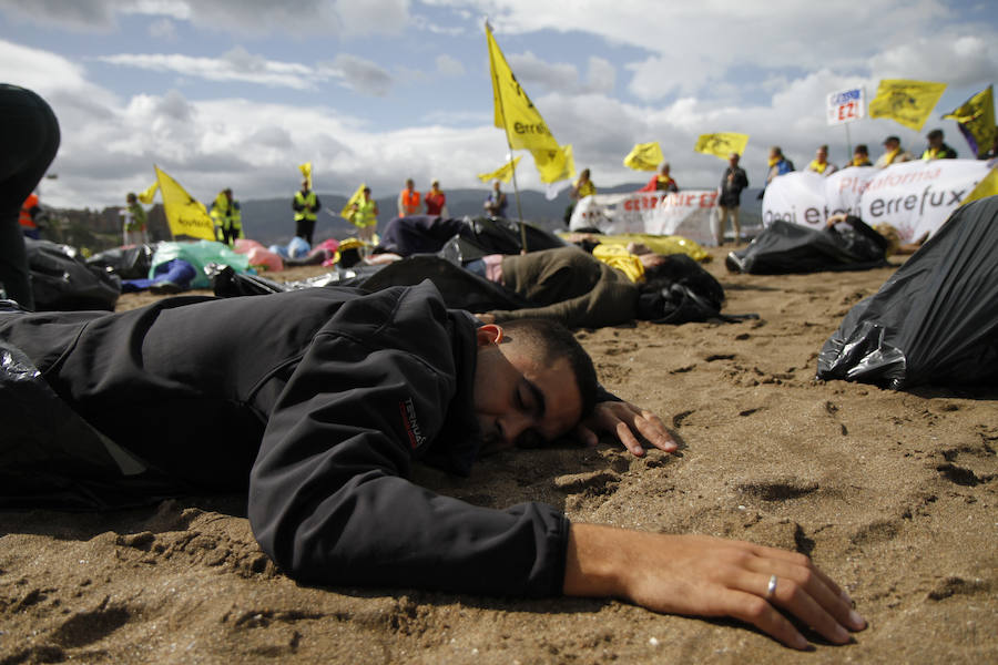 Miembros de Ongi Etorri Errefuxiatuak han recordado hoy en la playa guetxotarra que sólo el año pasado hubo más de 5.000 muertes en el Mediterráneo