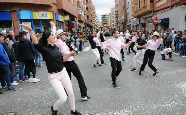 Los componentes del grupo de baile de Harteraphia le ponen ritmo al desfile de carrozas durante su paso por la Avenida de La Rioja, repleta por numerosos espectadores el pasado sábado.