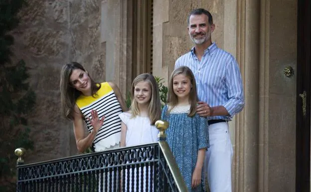 Los Reyes Felipe VI y Letizia, junto a sus hijas en unas escaleras de acceso al Palacio de Marivent.