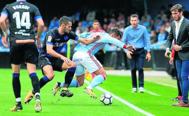 Pedraza intenta obstaculizar a Hugo Mallo en un lance del partido disputado el domingo en Balaídos.