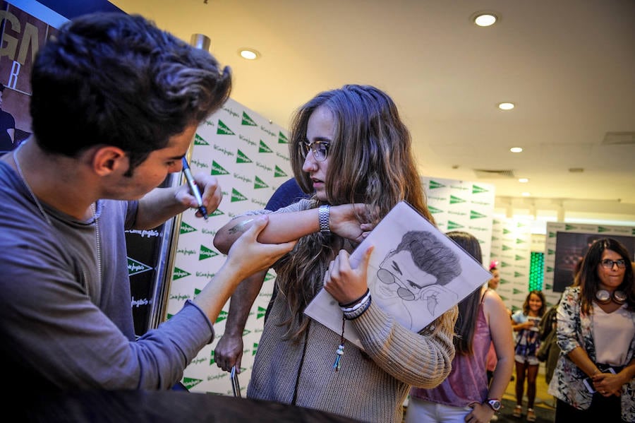 Los gemelos Jesús y Daniel Oviedo congregan a cientos de fans adolescentes, ansiosos por una foto con el dúo, que presenta su nuevo disco 'Gracias'