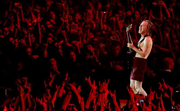 Angus Young tocando 'Highway to Hell'. 