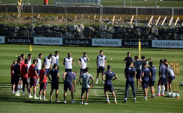 José Ángel Ziganda da instrucciones a sus jugadores en uno de los recientes entrenamientos celebrados en Lezama.