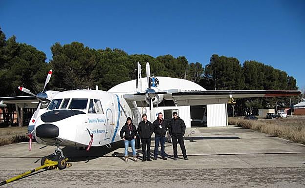 José Luis Sánchez (segundo por la izquierda) y su equipo, ante el Aviocar C212 del INTA.
