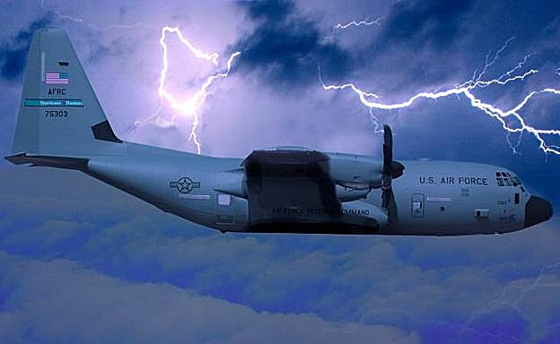El origen de los 'Hurricane Hunters' se remonta a la Segunda Guerra Mundial y solo han perdido un avión, en 1974. 