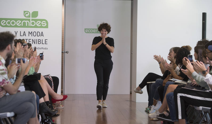 La diseñadora vitoriana inaugura la Fashion Week con ‘Cristalinos’, una colección basada en materiales reciclados