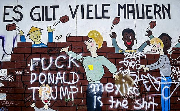 Trozos de historia en el muro de Berlín