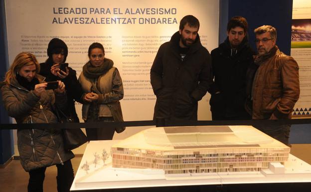Aficionados del Alavés contemplan la maqueta con el proyecto para el nuevo Mendizorroza.