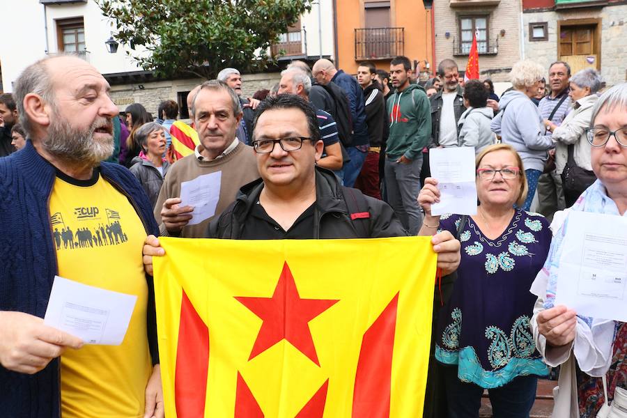 Los convocantes han continuado en el exterior del local con el acto tras ser desalojados por los agentes locales