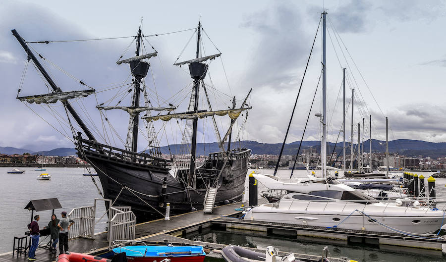 La 'Nao Victoria' realizó entre 1519 y 1522 la gesta y ha atracado en el Puerto Deportivo de Getxo. A bordo del navío de 26 metros de eslora y 7 de manga, los visitantes conocerán las formas y detalles del barco y las condiciones de vida de sus marinos.