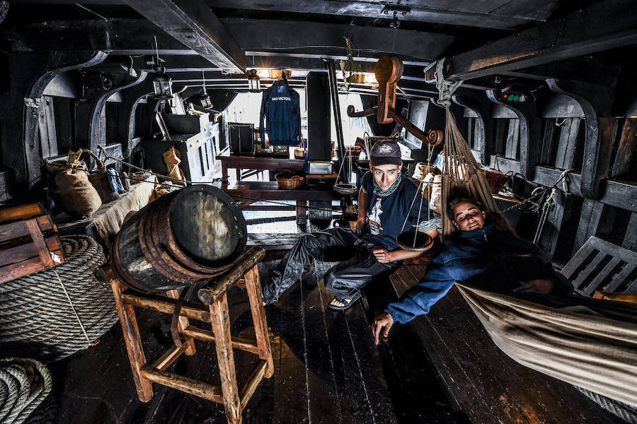 La 'Nao Victoria' realizó entre 1519 y 1522 la gesta y ha atracado en el Puerto Deportivo de Getxo. A bordo del navío de 26 metros de eslora y 7 de manga, los visitantes conocerán las formas y detalles del barco y las condiciones de vida de sus marinos.