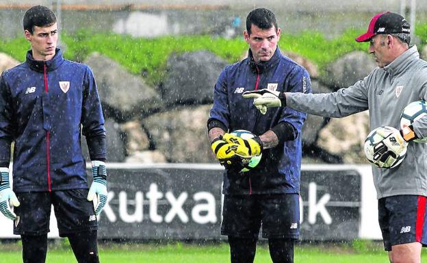 Etxebarria da instrucciones ayer en Lezama a Herrerín, que salvó al equipo en Berlín, y a Kepa, que mañana debe volver a la titularidad.